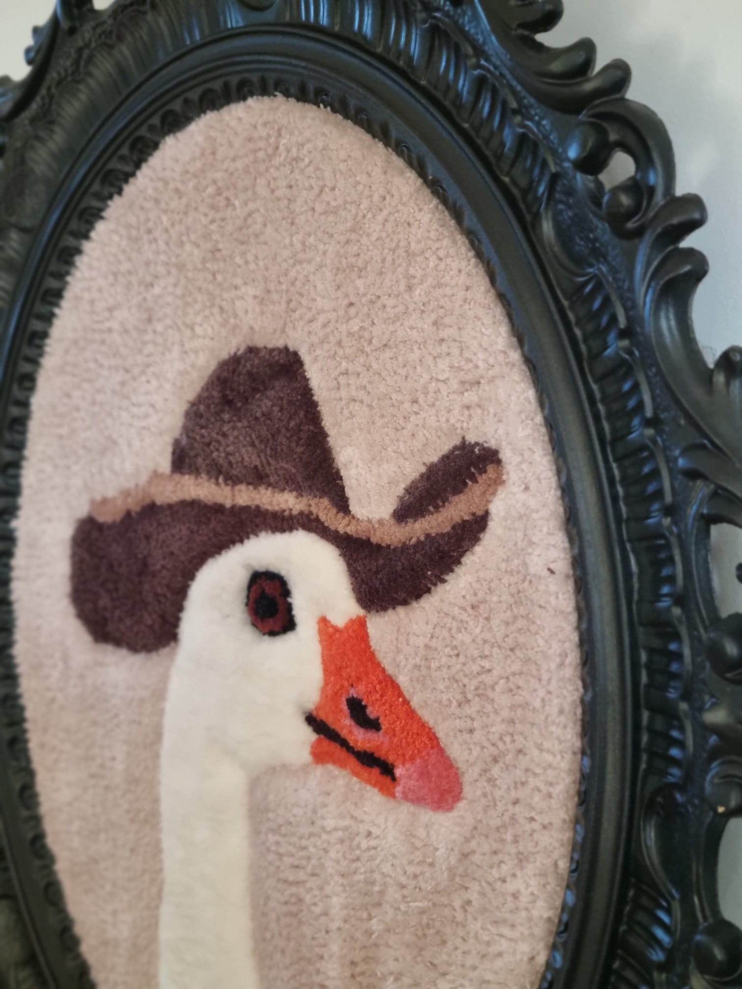 Gans met hoed – handgetuft wandkleed (67 × 58 cm)
