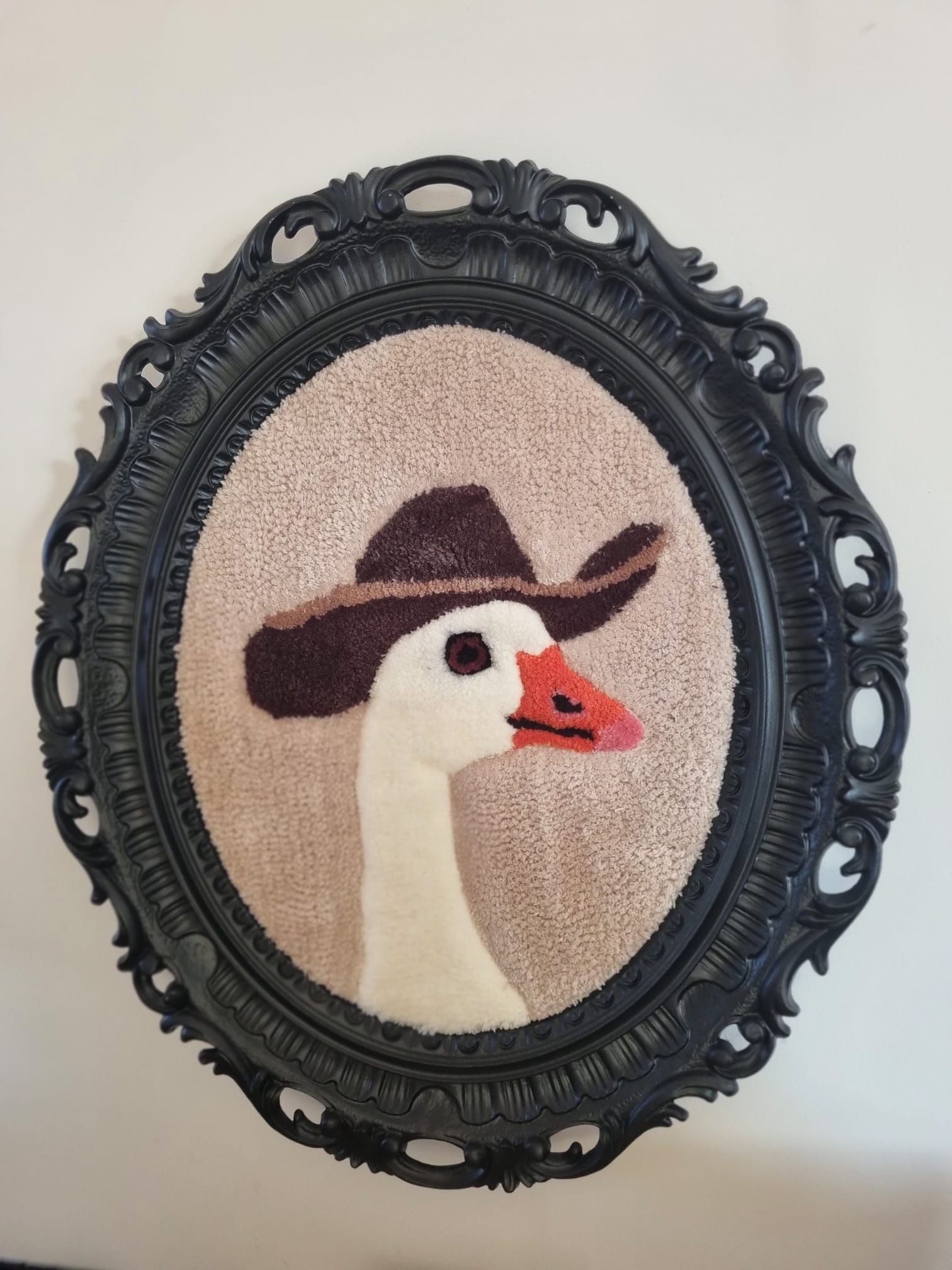 Gans met hoed – handgetuft wandkleed (67 × 58 cm)