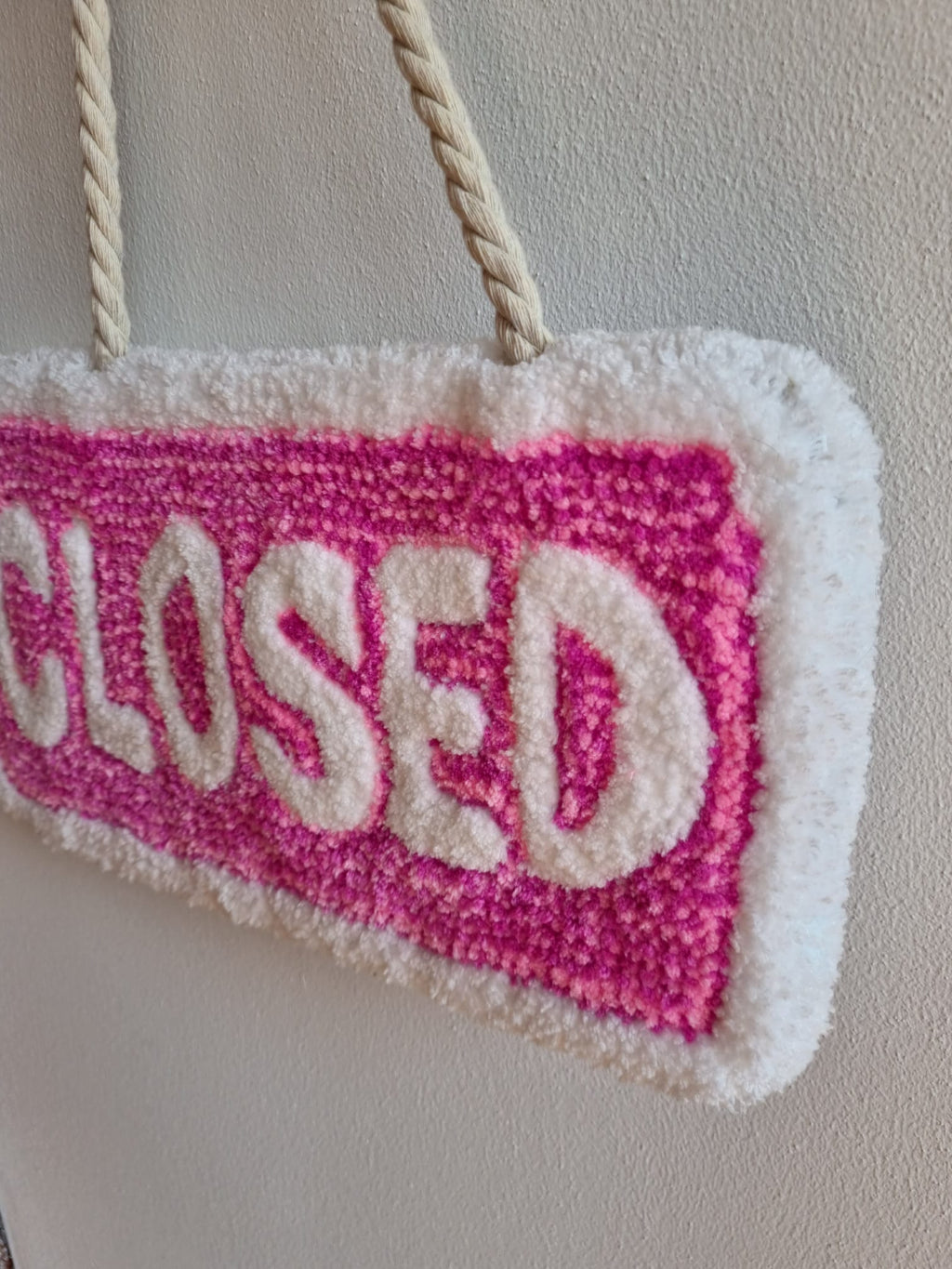 Open / Closed – Tufted sign 40x15 cm