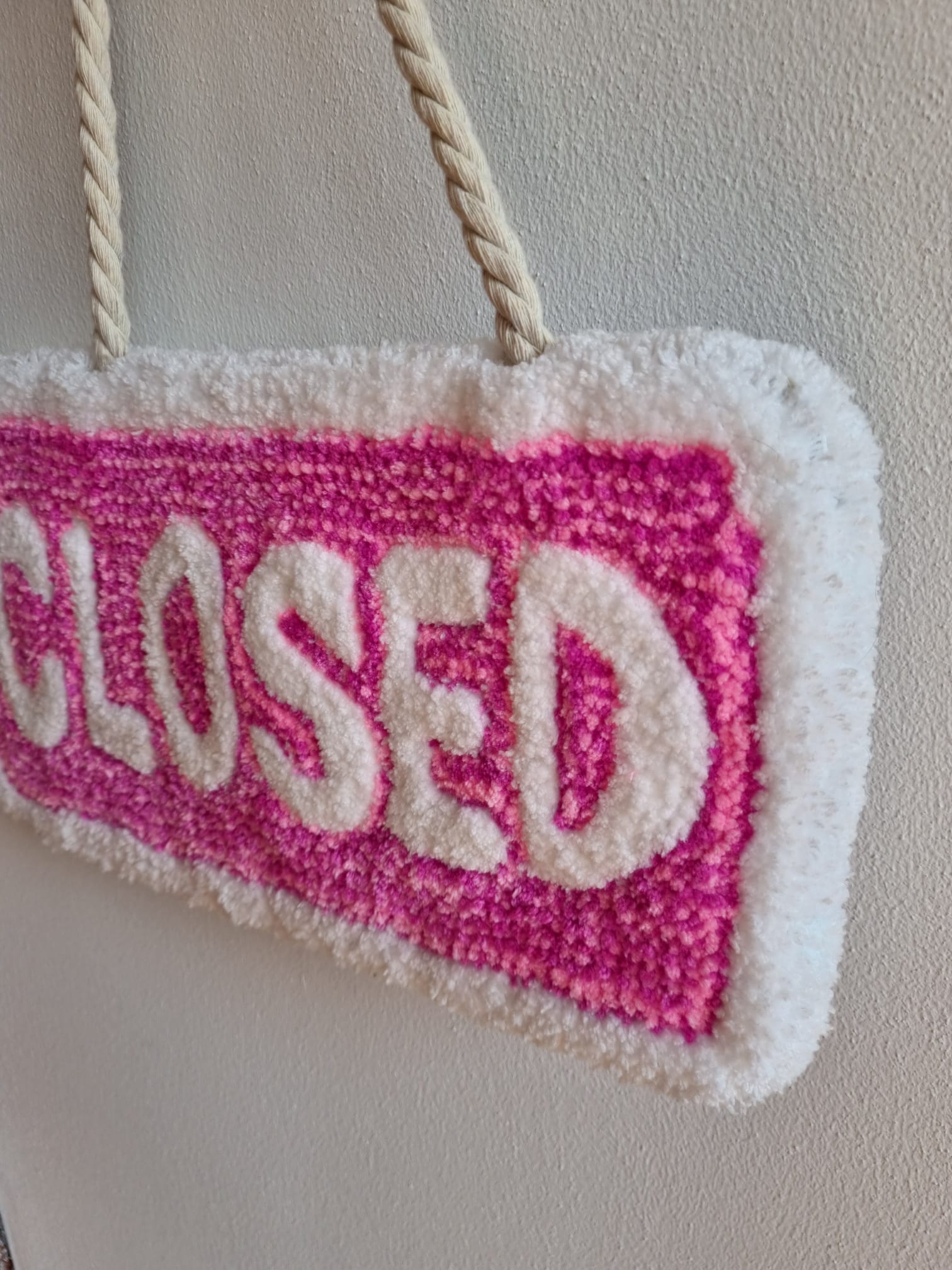 Open / Closed – Tufted sign 40x15 cm