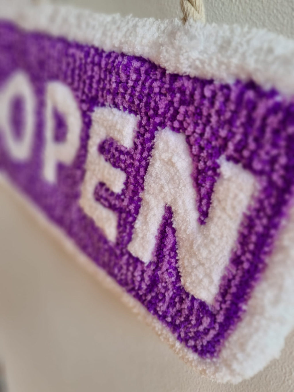 Open / Closed – Tufted sign 40x15 cm