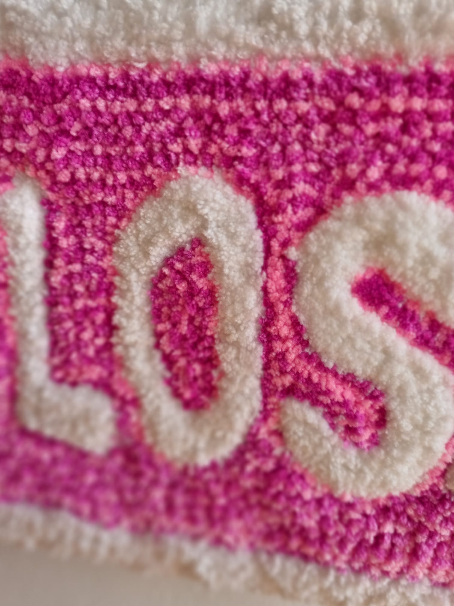 Open / Closed – Tufted sign 40x15 cm