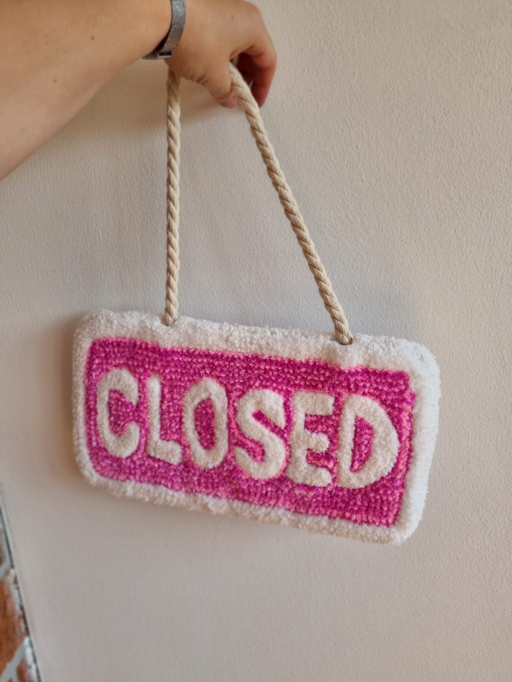 Open / Closed – Tufted sign 40x15 cm