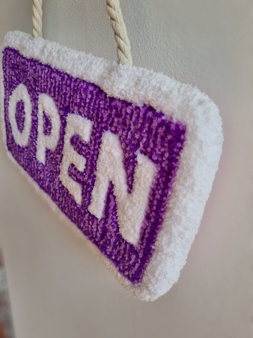 Open / Closed – Tufted sign 40x15 cm