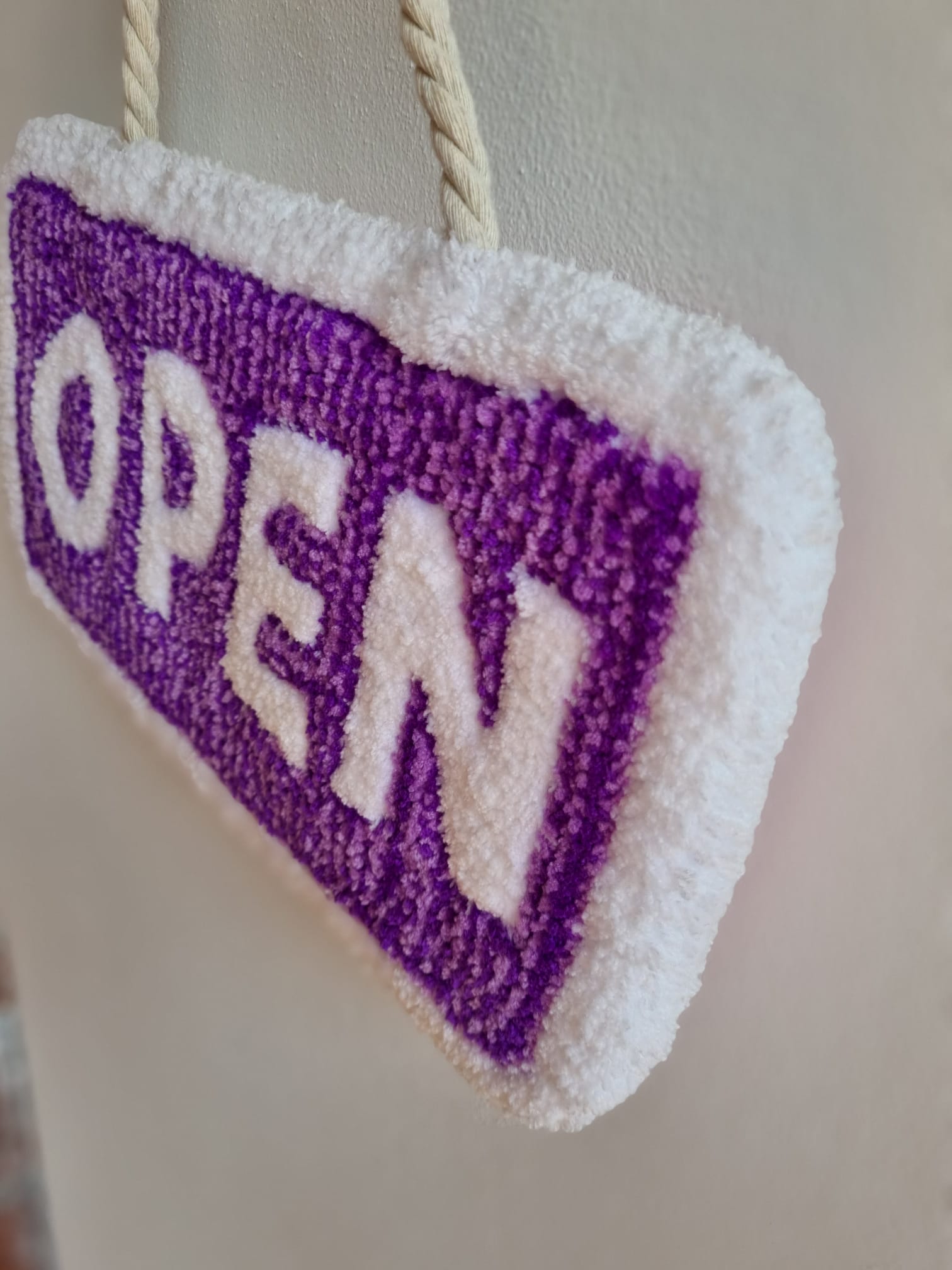 Open / Closed – Tufted sign 40x15 cm