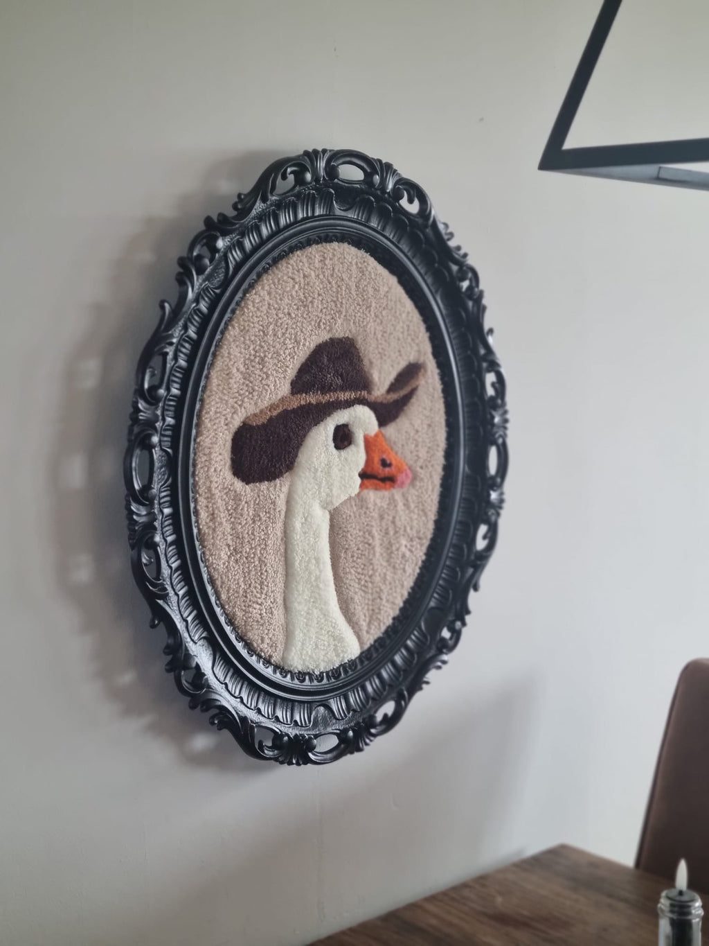 Gans met hoed – handgetuft wandkleed (67 × 58 cm)
