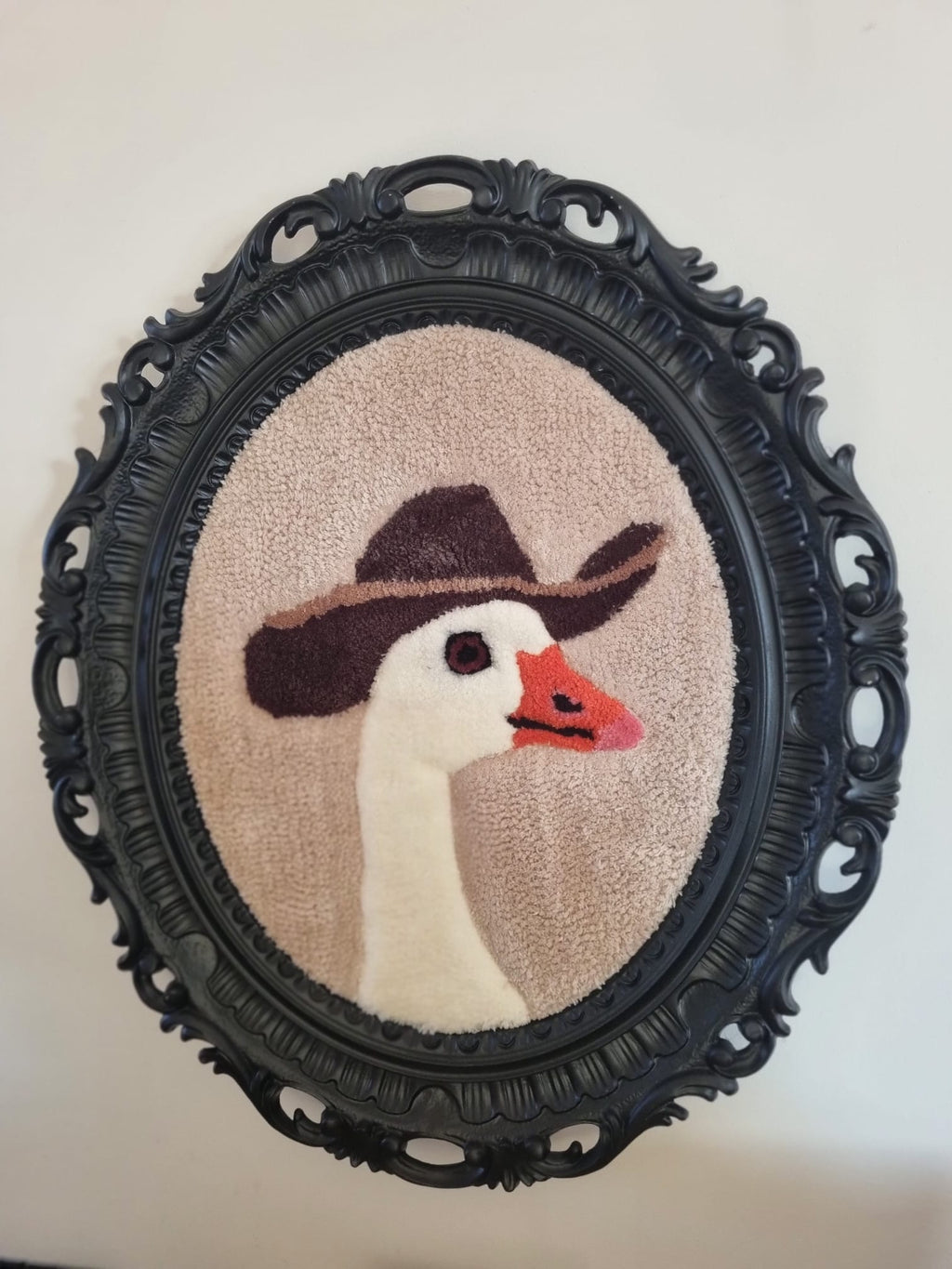 Gans met hoed – handgetuft wandkleed (67 × 58 cm)
